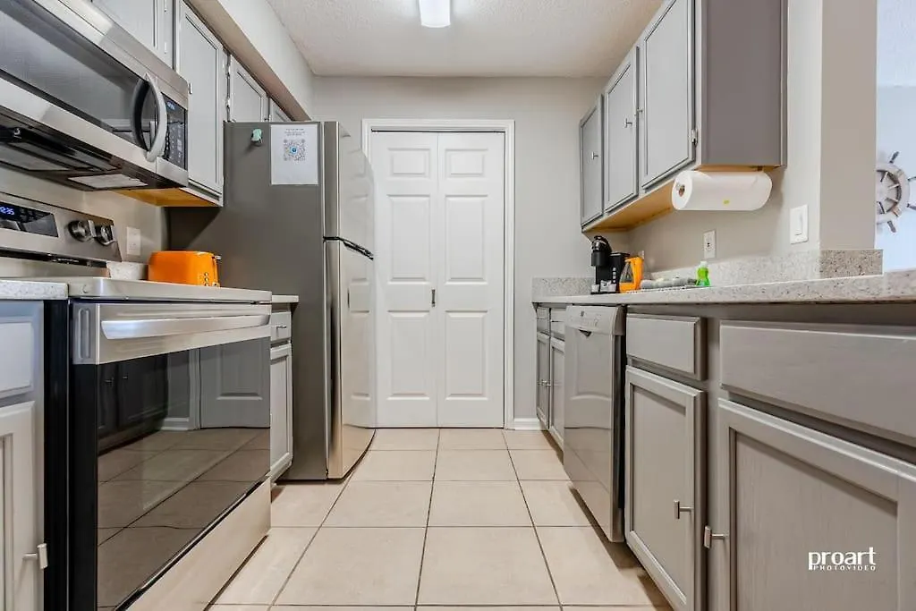 Hidden Gem - Pool Access, Walk To Beach Destin Apartment