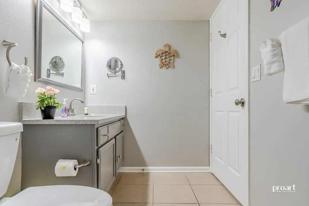 Hidden Gem - Pool Access, Walk To Beach Destin Apartment