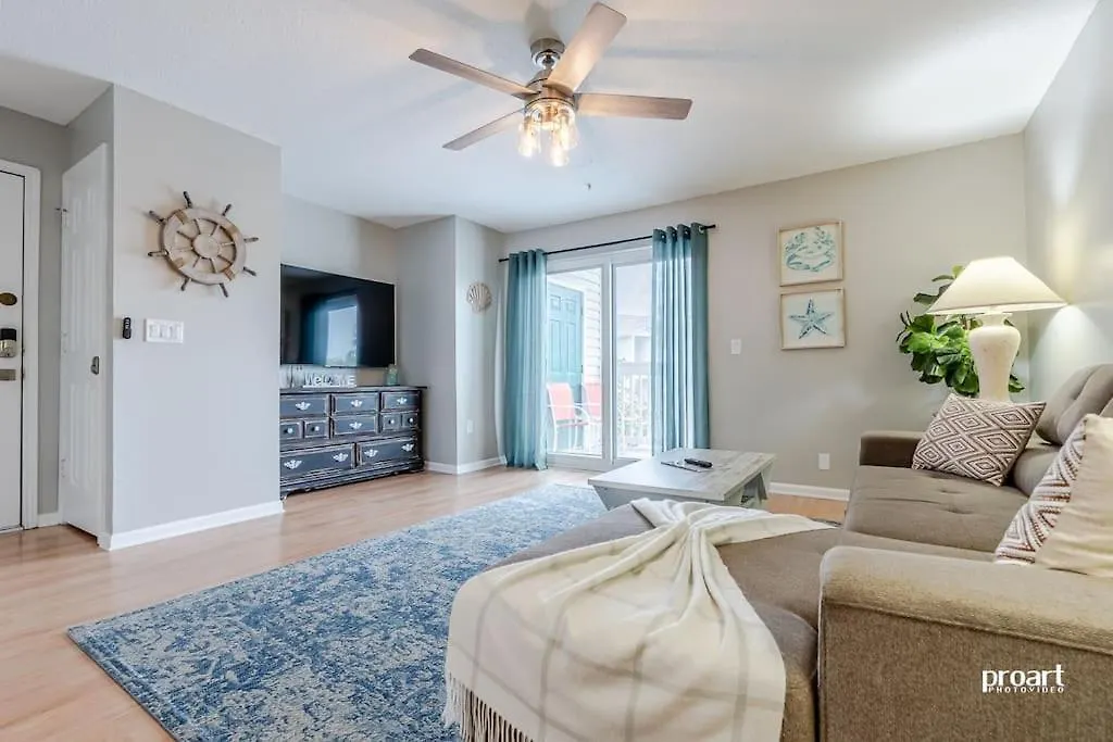 Hidden Gem - Pool Access, Walk To Beach Destin Apartment