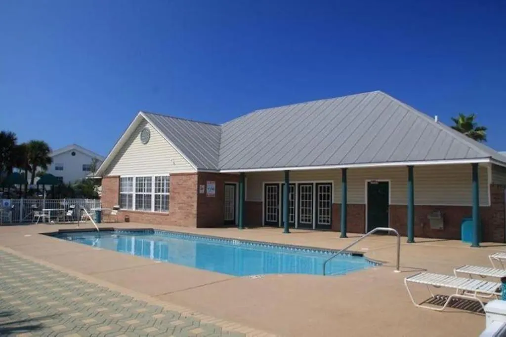 Hidden Gem - Pool Access, Walk To Beach Destin