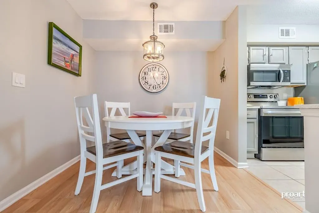 Hidden Gem - Pool Access, Walk To Beach Destin Apartment