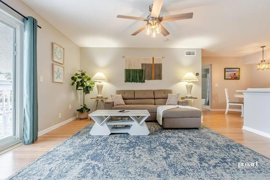 Hidden Gem - Pool Access, Walk To Beach Destin